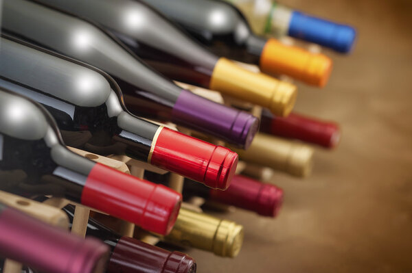 Винные бутылки в стойке
