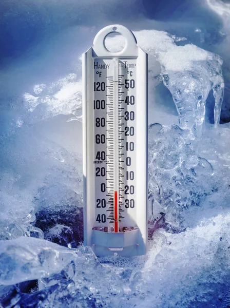 Eiskaltes Thermometer in Eis und Schnee — Stockfoto