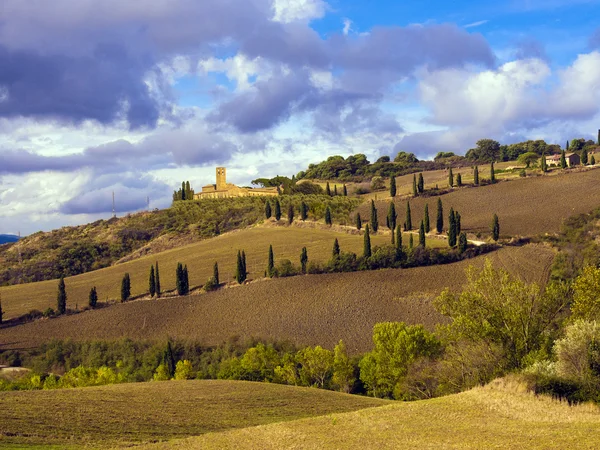 Paisagem toscana coberta por campos agrícolas arados — Fotografia de Stock