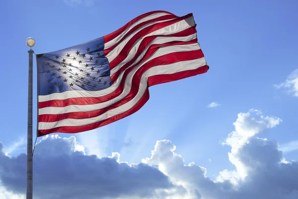 Американський прапор розмахує вітром. — стокове фото