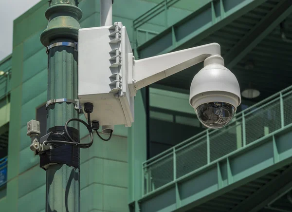 Überwachungskamera an Lampe — Stockfoto