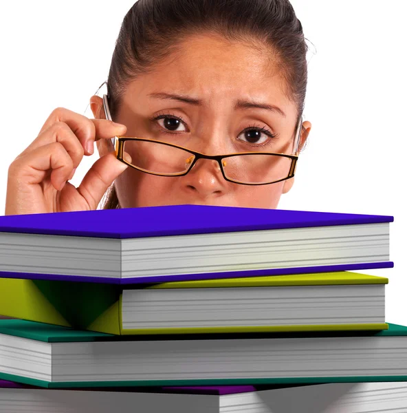 Signora guardando libri mostra educazione — Foto Stock