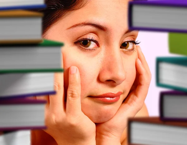 Studente preoccupato per molti libri da leggere — Foto Stock