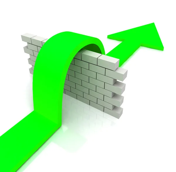 Groene pijl over muur betekent het overwinnen van obstakels — Stockfoto
