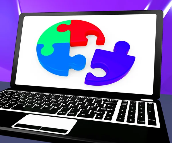 Unfertiges Puzzle auf Laptop zeigt Teamwork — Stockfoto