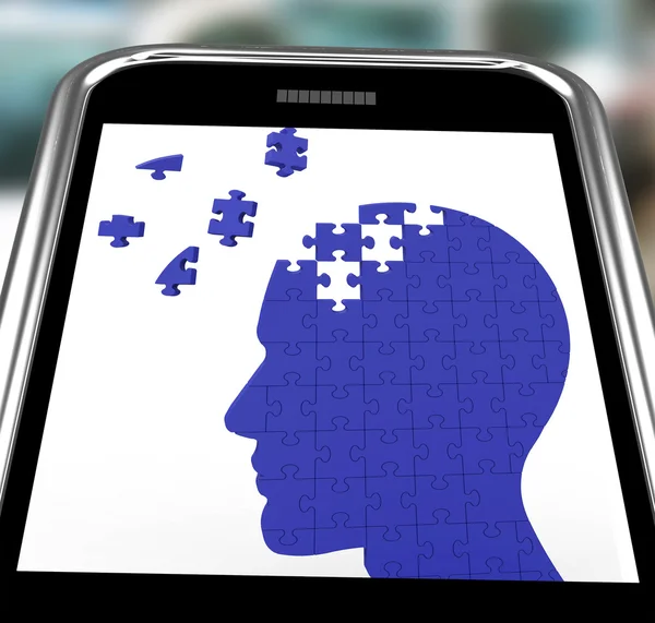 Голова головоломка на смартфоне показывает умность — стоковое фото