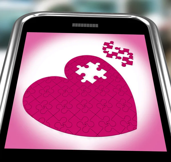 Puzzle Corazón En Smartphone Mostrando Compromiso —  Fotos de Stock