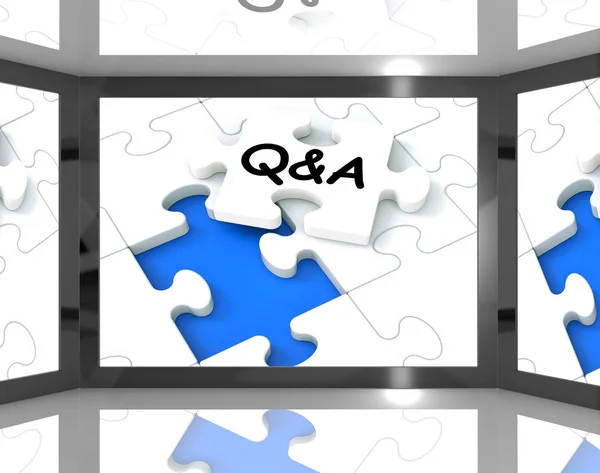 Q & a auf dem Bildschirm mit dem Fernsehführer — Stockfoto