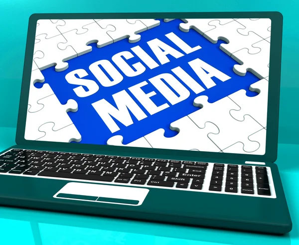 Social media op laptop internetgemeenschappen weergegeven: — Stockfoto