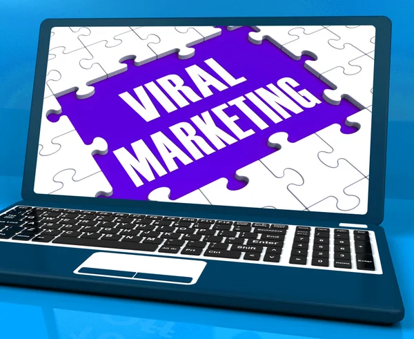 Marketing viral no laptop mostra propaganda de mídia social — Fotografia de Stock