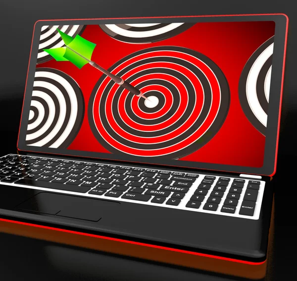 Zielschlag auf Laptop zeigt Treffsicherheit — Stockfoto
