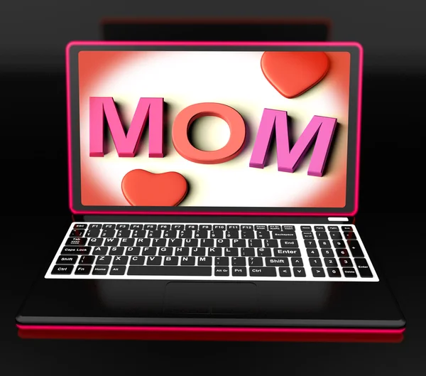 Mamma på laptop visar digitala kort — Stockfoto