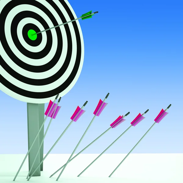 Arrow On Dartboard Showing Efficiency — Stock Photo, Image