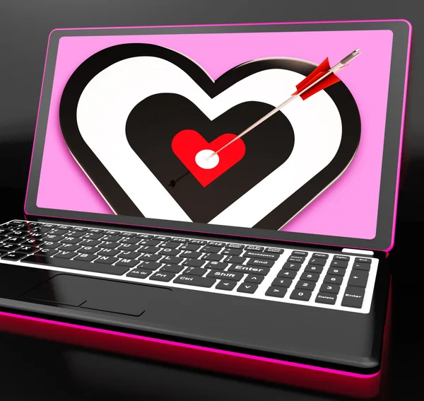Coração alvo no laptop mostrando paixão — Fotografia de Stock