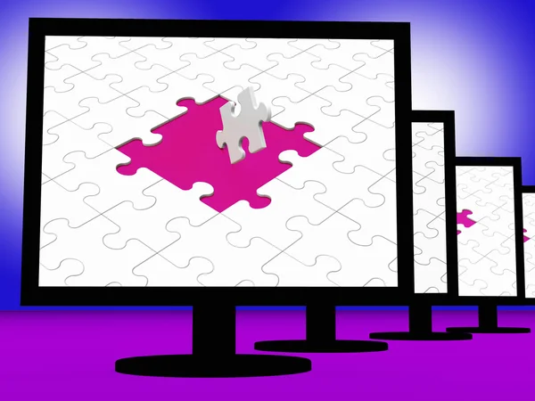 Puzzle incompiuto sui monitor che mostrano il completamento — Foto Stock