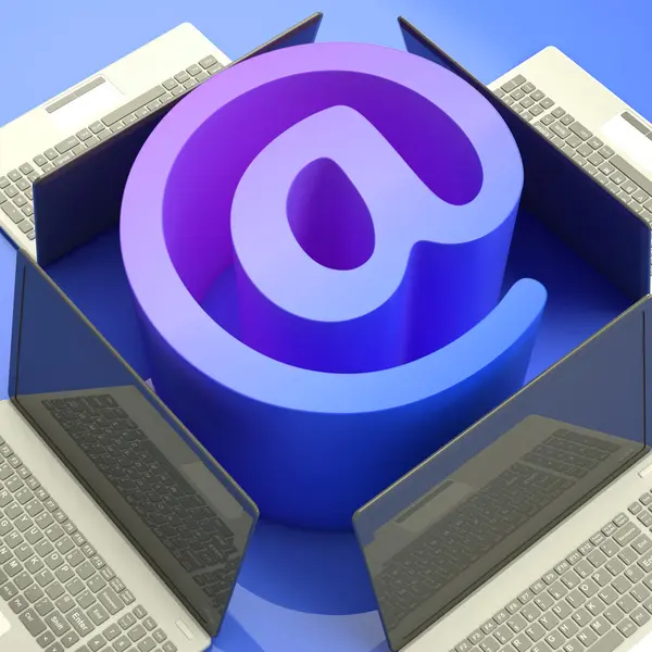 E-mail symbol laptop pokazuje wiadomości w sieci web — Zdjęcie stockowe