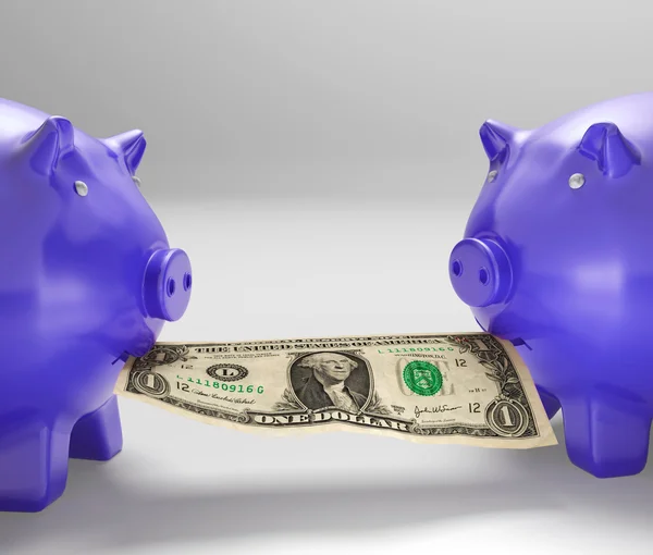 Піггібанки їдять гроші показуючи фінансовий консалтинг — стокове фото