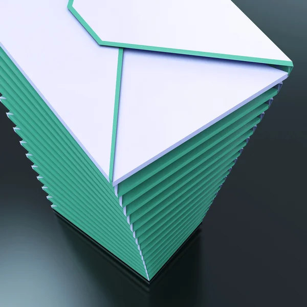 Hromadu obálky ukazuje počítač pošty k odeslání komunikace — Stock fotografie