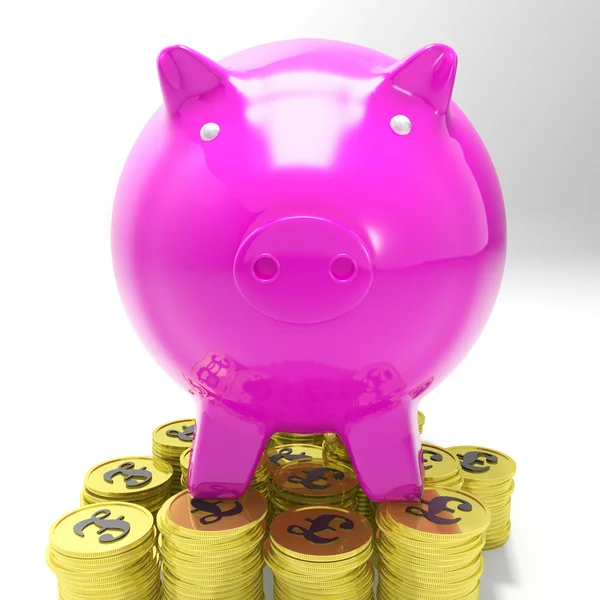 Piggybank em moedas mostrando investimentos da Grã-Bretanha — Fotografia de Stock