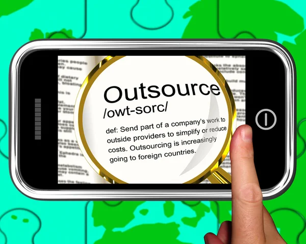 Outsourca definition på smartphone visar frilans jobb — Stockfoto