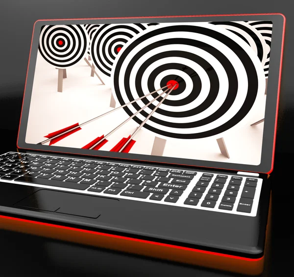 Target hit på laptop visar perfekt skott — Stockfoto
