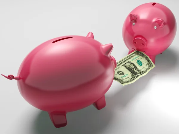 Piggybanks vechten over geld toont monetaire consumptie — Stockfoto