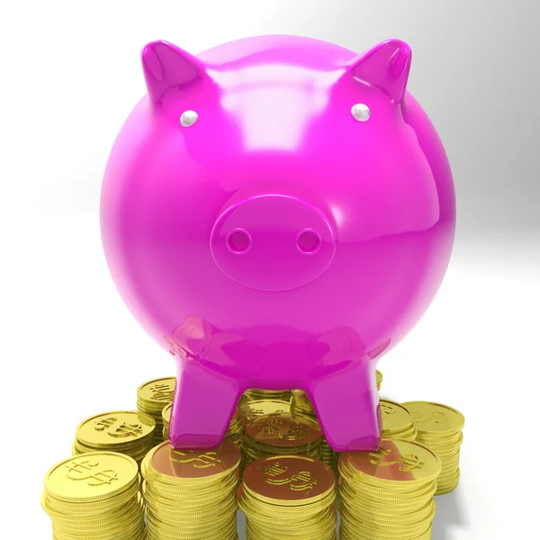 Piggybank em moedas mostrando poupança — Fotografia de Stock