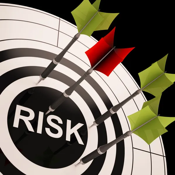 Risico op dartbord toont riskante zaak — Stockfoto