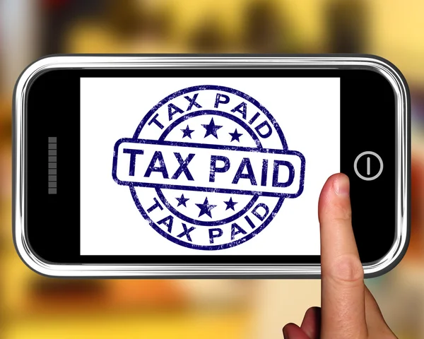Налог, уплаченный на смартфоне — стоковое фото