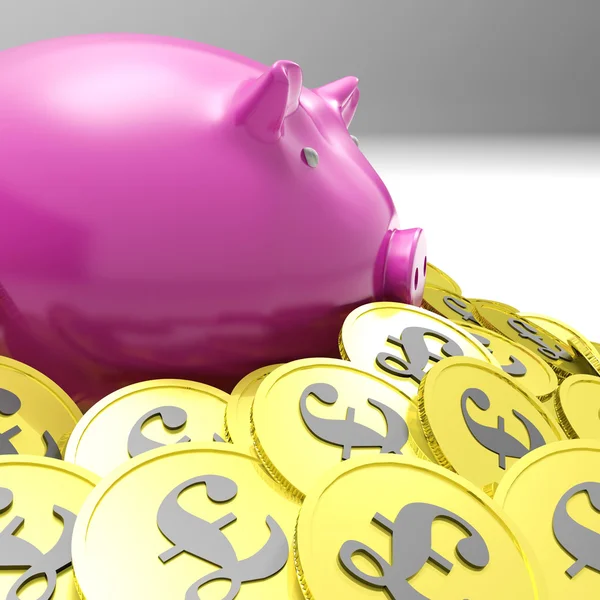 Piggybank omgiven i mynt visar Storbritannien finanser — Stockfoto