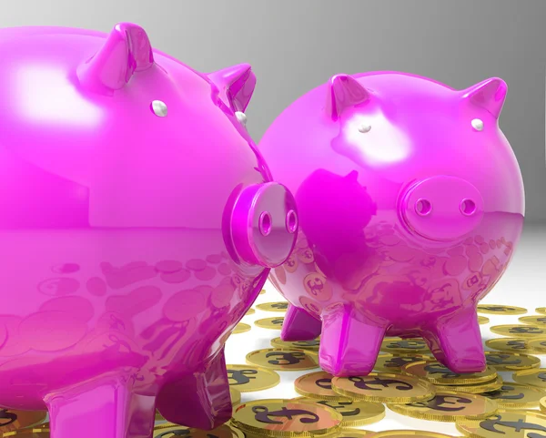 Piggybanks på pund mynt visar Storbritannien finanser — Stockfoto