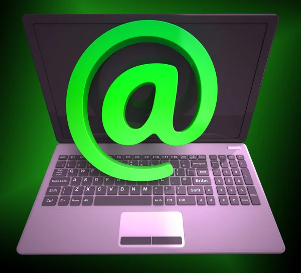 Apenstaartje toont laptop online mailing communicatie — Stockfoto