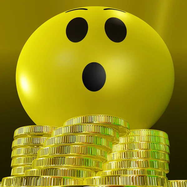 Verrast gezichtje met munten tonen plotselinge succes — Stockfoto
