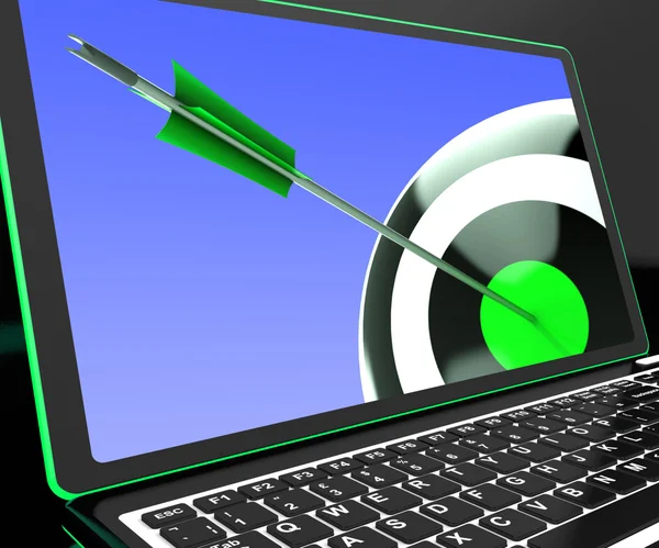 Dartboard no laptop mostrando precisão com o objetivo — Fotografia de Stock