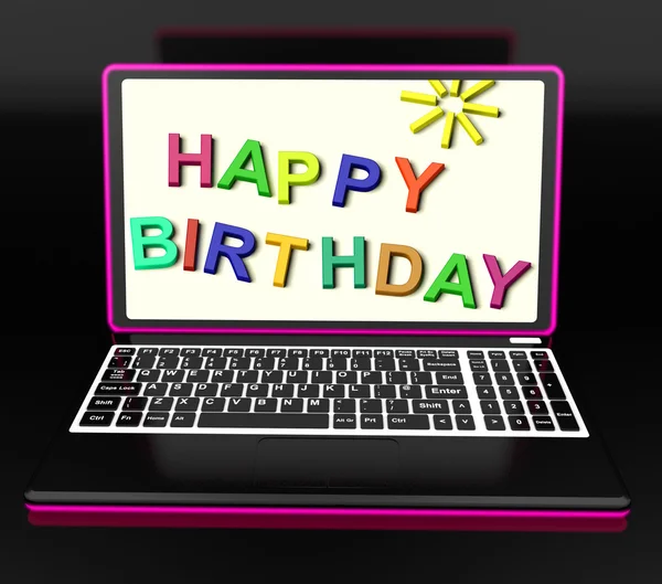 Feliz cumpleaños en el ordenador portátil muestra saludos en línea — Foto de Stock