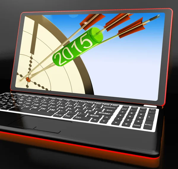 2015 setas no laptop mostrando planos de futuro alvo — Fotografia de Stock