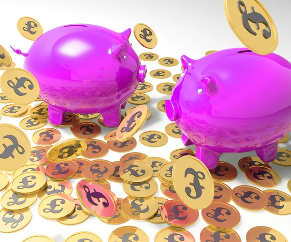 Piggybanks em moedas mostrando rendimentos da Grã-Bretanha — Fotografia de Stock