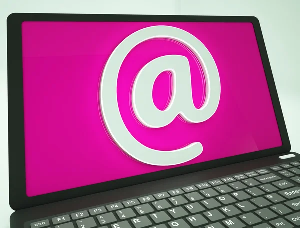 Am Schild am Laptop, das das Internet-Mailing zeigt — Stockfoto