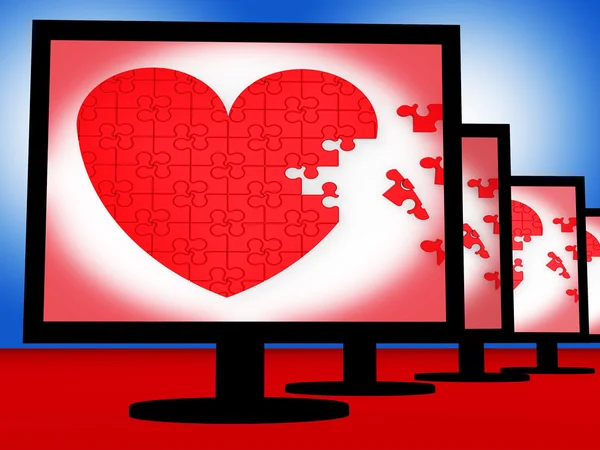 Coração de puzzle em monitores mostra amor — Fotografia de Stock