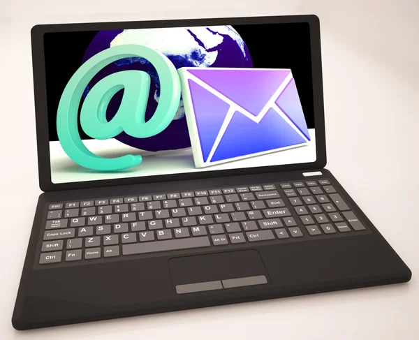 E znak na laptopa pokazuje online korespondencji — Zdjęcie stockowe