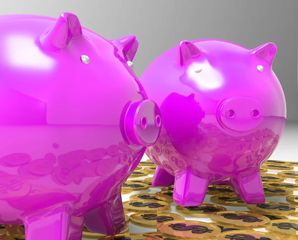 Piggybanks op munten tonen Amerikaanse munt — Stockfoto