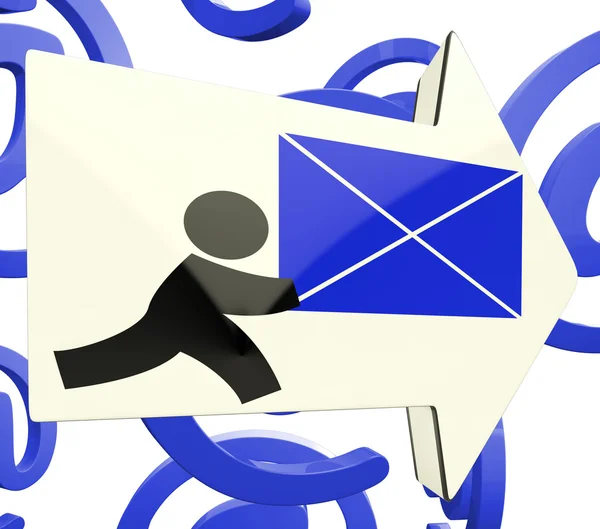 Entregando a seta de correio no fundo mostrando entrega on-line — Fotografia de Stock