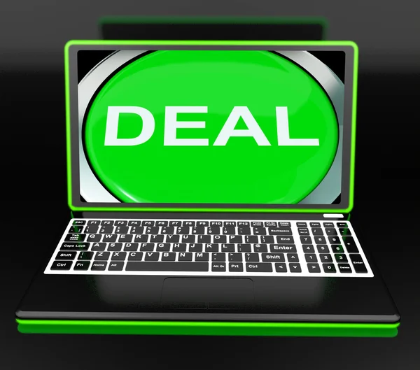 Deal Laptop mostra contrato de comércio on-line ou negociação — Fotografia de Stock