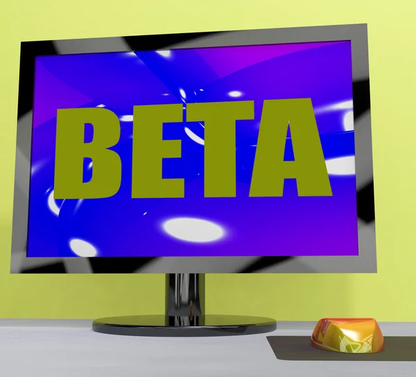 Bèta op monitor toont testen software of ontwikkeling — Stockfoto