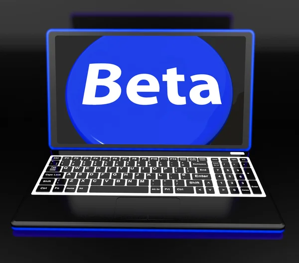 노트북에 베타가 보여줍니다 온라인 데모 소프트웨어 또는 개발 — 스톡 사진