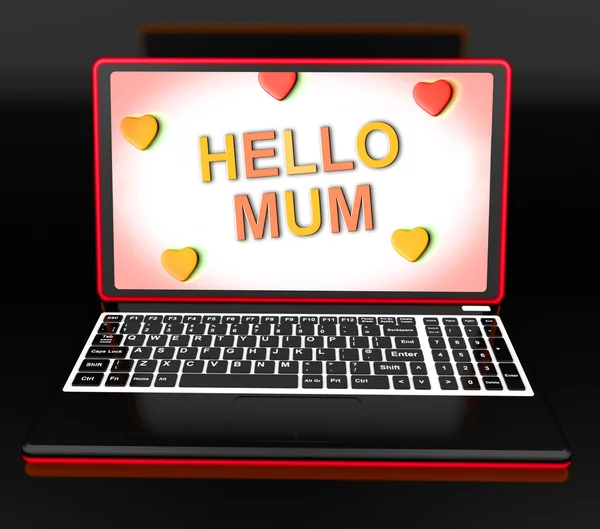 Hola mamá en el ordenador portátil mostrando tarjetas de felicitaciones digitales — Foto de Stock