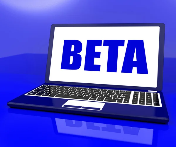 Beta no laptop mostra software de avaliação ou desenvolvimento on-line — Fotografia de Stock