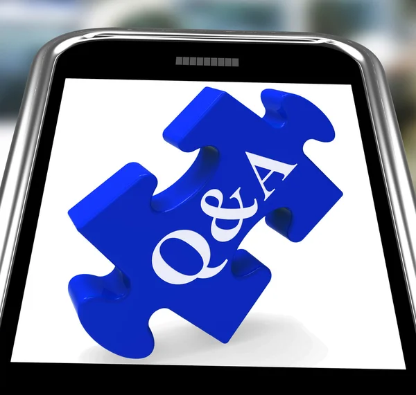 Q & a smartphone zeigt Website-Fragen Antworten und Informationen — Stockfoto