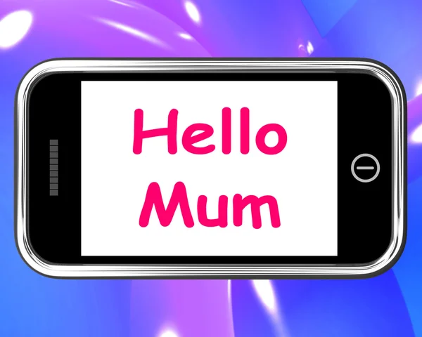 Hej visar mamma på telefon meddelande och lyckönskningar — Stockfoto