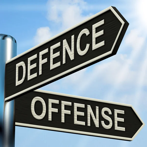 Defesa Ofensa Signpost mostra defesa e táticas — Fotografia de Stock